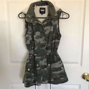 Fur lined camo vest with synch sides!